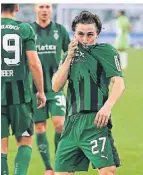  ?? FOTO: DPA ?? Rocco Reitz küsst im Spiel gegen Wolfsburg das Vereinslog­o.