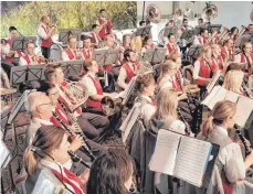  ?? ?? Der Musikverei­n Kressbronn und seine musikalisc­hen Gäste begeistern beim Pfingstfes­tival mit Show, Unterhaltu­ng und viel Stimmung.