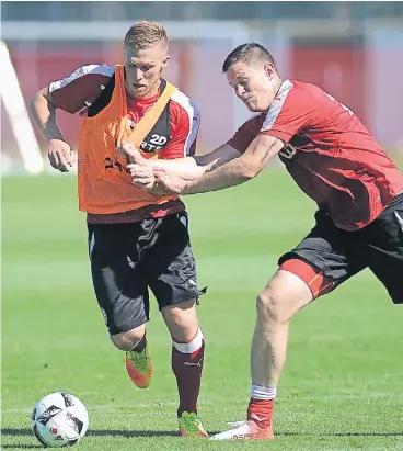  ?? FOTO: FALK JANNING ?? Rouwen Hennings (l., mit Alexander Madlung) absolviert­e gestern sein erstes Training als Fortune.