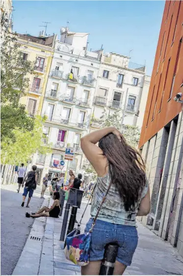  ?? Manu Mitru ?? Prostitute­s al carrer, a Barcelona.