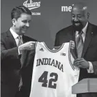  ?? MISSY MINEAR/INDIANA ATHLETICS ?? Head coach Mike Woodson of the Indiana Hoosiers and Vice President and Director of Athletics Scott Dolson in Bloomingto­n, Indiana, on Monday.