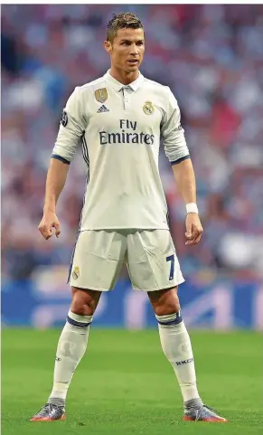  ?? FOTO: STACHE/AFP ?? So kennen ihn Fußball-Fans: Stürmer-Star Cristiano Ronaldo im Trikot von Real Madrid, in typischer Pose vor einem Freistoß. Jetzt hat ihn das Finanzamt im Visier – und die Justiz. Doch er streitet alle Vorwürfe ab.