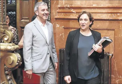  ?? RICARD CUGAT ?? 33 Sintonía 8Colau y Collboni, en el pleno de mayo del 2016, tras firmar el pacto de gobierno en Barcelona.