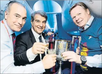  ?? FC BARCELONA ?? Rafael Yuste, Joan Laporta y Ronald Koeman, en el avión en la madrugada del domingo