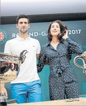  ?? FOTO: AP ?? Los campeones Novak Djokovic y Garbiñe Muguruza, ayer en el sorteo de RG2917
