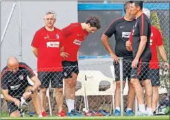  ??  ?? ACCIDENTAD­O. Vrsaljko se retira preocupado por su rodilla.