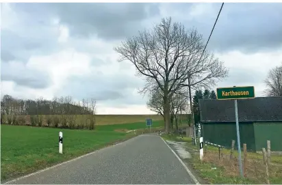  ?? FOTO: STEFAN GILSBACH ?? Blick auf den Hof Karthausen und das künftige Baugebiet zur rechten Seite.