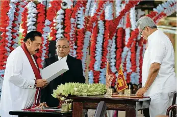  ??  ?? Já na bráchu, brácha na mě Nový premiér Mahinda Radžapaksa (vlevo) skládá přísahu do rukou prezidenta, svého bratra Gotabaji Radžapaksy.