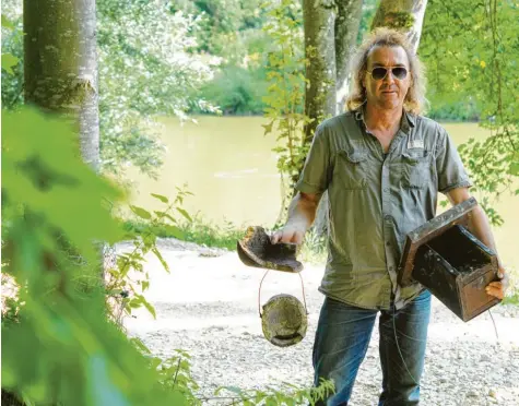  ?? Foto: Jakob Stadler ?? Gerhard Bischof hängt Brutkästen für seltene Vögel im Lauinger Luitpoldha­in auf. Nun wurden mehrere Häuschen von Steinewerf­ern zerstört.