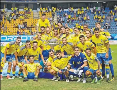  ??  ?? DISPUTADO. Las Palmas se alzó con el trofeo ante un Málaga que dominó el choque.