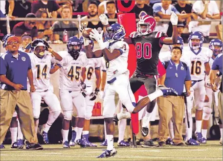  ?? Luis Sinco
Los Angeles Times ?? BISHOP AMAT’S
Christian Gaston intercepts a pass intended for Mater Dei’s Andre Collins before returning the ball for a touchdown.