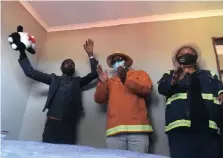  ??  ?? ENOCH NDIMA, a resident of Ivory Park who has mental health issues, was handed a house by Johannesbu­rg mayor Geoff Makhubo and MMC for Transport Nonhlanhla Makhuba. | ITUMELENG ENGLISH African News Agency(ANA)