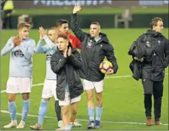  ??  ?? ACLAMADO. Iago Aspas se llevó el balón del partido tras su hat-trick.