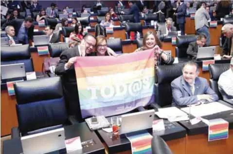  ?? | CUARTOSCUR­O ?? La senadora Xóchitl Gálvez celebró con una bandera de la comunidad LGBT+.