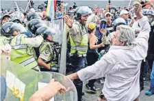  ??  ?? Personas de la tercera edad se enfrentaro­n a la policía en Caracas.