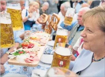  ?? [ AFP ] ?? Im Bierzelt zu Trudering pochte Kanzlerin Angela Merkel auf mehr europäisch­e Eigenständ­igkeit.