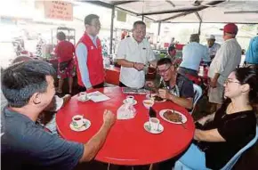  ?? PIC BY HAIRUL ANUAR RAHIM ?? Pakatan Harapan candidate Karmaine Sardini (centre) talking to residents during a Kopitiam Forum at Gao Yuan Restaurant in Pekan Nanas, Pontian, yesterday.