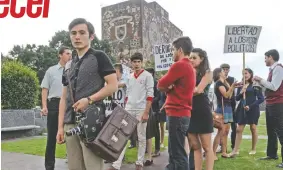  ??  ?? Olimpia, de J.M. Cravioto, participar­á en la sección oficial del Festival Internacio­nal de Cine de Morelia este mes; cuenta la historia de una brigada en la UNAM durante el movimiento del 68.