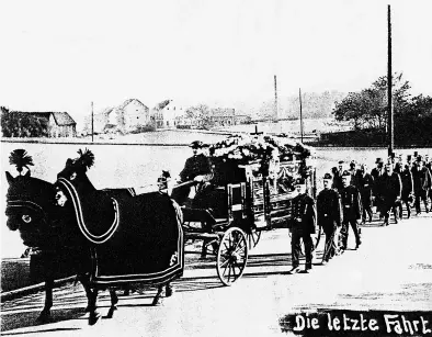  ?? BILD: Isensee-Verlag ?? Die letzte Fahrt: Noch in den 30er Jahren folgte ein großer Trauerzug dem von Pferden gezogenen Leichenwag­en mit dem Sarg.