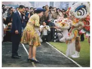  ??  ?? ABOVE: Queen Elizabeth II during a 1975 visit to Hong Kong
RIGHT: The Queen and Prince Philip in Canada, July 1970