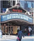  ??  ?? Auch das „Hard Rock Café“am Times Square in New York erinnert an einen großen Bowie-Hit.