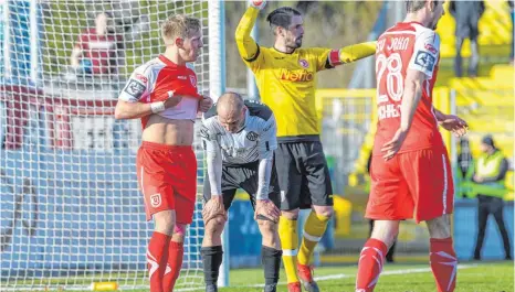  ?? FOTO: THOMAS SIEDLER ?? Matthias Morys (Zweiter von links) bekam sein Fett weg bei der Pleite gegen Regensburg. Trainer Peter Vollmann redete bei dieser Personalie nicht um den heißen Brei herum.