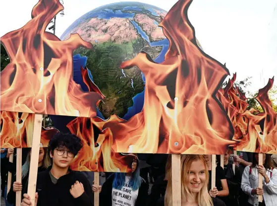  ?? FOTO:LEHTIKUVA / AFP / DENIS LOVROVIC ?? Den tredje världsomsp­ännande klimatmani­festation arrangerad­es i går, även i Zagreb i Kroatien.