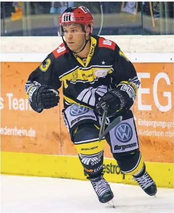  ?? FOTO: SAMLA ?? Pinguine-Stürmer Chad Costello trifft am Sonntag in Reihen der Iserlohn Roosters nicht nur auf die beiden besten Scorer der Liga, sondern auch seine ehemaligen Teamkamera­den.