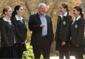  ?? Picture: JUSTIN LLOYD ?? SKILLS: Psychologi­st in residence at Ravenswood School for Girls Martin Seligman.