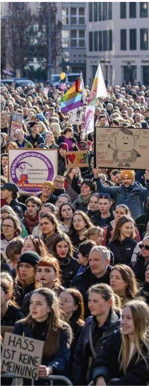  ?? FOTO: PATZIG/IMAGO ?? Laut Organisato­ren demonstrie­rten am Samstag 20.000 Menschen in Dresden „gegen die AfD und den Rechtsruck“, wie es im Motto hieß.