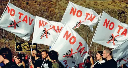  ??  ?? Proteste Alcuni attivisti manifestan­o contro la Tav. Finora, i giudici hanno bocciato tutti i ricorsi presentati contro il progetto