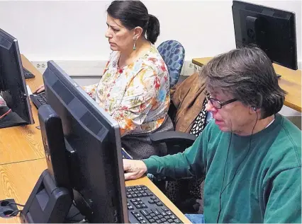  ?? ADOLPHE PIERRE-LOUIS/JOURNAL ?? Linda Rescic, left, and Larry Johnson use the open computer lab at the Highland Senior Center.