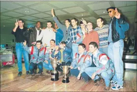  ?? FOTO: MD ?? Formación del Manresa al regreso de aquella Copa de Murcia, del año 1996