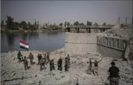  ?? FELIPE DANA, THE ASSOCIATED PRESS ?? Victorious Iraqi Special Forces soldiers celebrate after reaching the bank of the Tigris River.