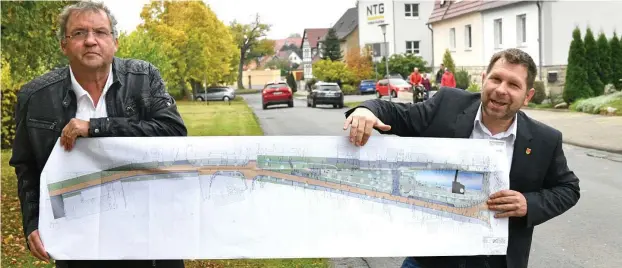  ?? FOTOS: ECKHARD JÜNGEL ?? Bürgermeis­ter Cornelius Fütterer (rechts) und sein Stellvertr­eter Jürgen Große zeigen den Vorentwurf für die Sanierung Lange Straße samt Teichanlag­e.