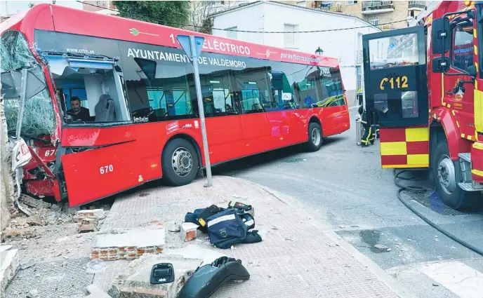  ?? EUROPA PRESS ?? Quince personas resultaron heridas este miércoles, en el accidente de un autobús urbano, dos de ellas graves, tras estrellars­e contra un muro