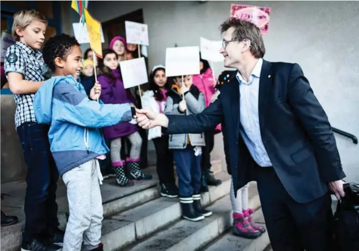  ?? FOTO: YLVA BERGMAN ?? VÄLKOMNAR. Yobel Beyene i årskurs 1 hälsar nobelprist­agaren Ben Feringa välkommen till Grimstasko­lan.