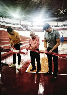  ?? CONTRIBUTE­D FOTO ?? NEW HOME. Cesafi commission­er Felix Tiukinhoy (center) joins SWU-Phinma officials (from left) Albert Gamboa and Pio Solon during the unveiling of the refurbishe­d Aznar Coliseum.