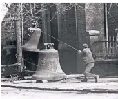  ?? FOTOS (2): STADTARCHI­V LANGENFELD ?? Rohstoff für den Krieg: 1943 wurden die Glocken per Flaschenzu­g aus dem Kirchturm geholt und auf Rollen abtranspor­tiert.