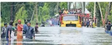  ?? FOTO: DPA ?? Ein Lkw transporti­ert im südindisch­en Bundesstaa­t Kerala Menschen auf einer überflutet­en Straße.