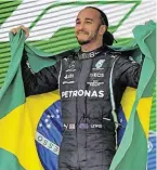  ?? BILD: SN/AFP ?? Flagge für die brasiliani­schen Fans: Weltmeiste­r Lewis Hamilton.