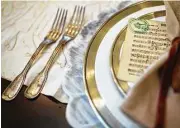  ?? Marie D. De Jesús / Houston Chronicle ?? Gold dinnerware and accented plates add warmth and glamour to Robert Leleux’s holiday tablescape.