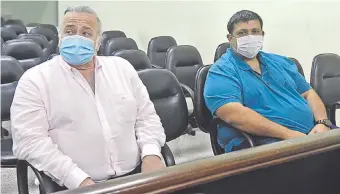  ??  ?? El exsenador cartista Óscar González Daher (i) y su hijo el concejal de Luque Óscar Rubén González Chávez (ANR), acusados por enriquecim­iento ilícito y lavado de dinero.