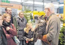  ?? SZ-FOTO: DKD ?? Im vergangene­n Jahr war der deutsche Falknerord­en wegen der Gefahr durch die Vogelgripp­e mit seinen Greifvögel­n nicht vor Ort. Bei der diesjährig­en Messe begeistert­en die Tiere wieder Jung und Alt.