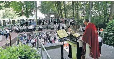  ?? ?? Auch im vorigen Jahr wurde zu Pfingsten im Kreuzgarte­n ein Hochamt gefeiert.