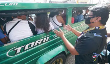  ?? BING GONZALES ?? LAND Transporta­tion Franchisin­g and Regulatory Board (LTFRB) XI Regional Director Armand Dioso tells the riding public to observe the one-meter social distancing between each other while riding a passenger jeepney during an operation conducted Wednesday along MacArthur Highway in Barangay Matina Crossing.
