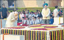  ?? AJAY AGGARWAL/HT PHOTO ?? Prime Minister Narendra Modi pays tributes to Mahatma Gandhi on his 150th birth anniversar­y at Gandhi Memorial, Rajghat, in New Delhi on Wednesday.