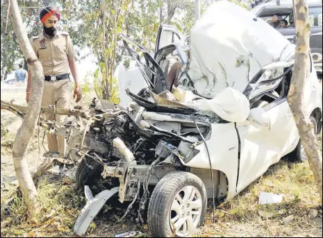  ?? BHARAT BHUSHAN/HT ?? The mangled remains of the car that overturned before hitting a roadside tree near Aviation Club on the Patialasan­grur road on Sunday; (below) the Chevrolet Cruze that rammed into a tree near Mahilpur, 18km from Hoshiarpur.