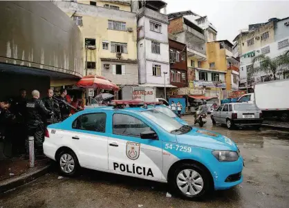  ?? Reprodução ?? Policiais em acesso da favela da Rocinha, em São Conrado (zona sul do Rio), ontem, após turista espanhola ser morta com um tiro no pescoço disparado por PM; Polícia Civil investiga se veículo furou mesmo uma blitz
