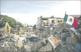  ??  ?? Aunque menos letal que el sismo de 1985, el terremoto que azotó entre el jueves y viernes derribó edificios y casas en algunos estados de México. (foto: Agencia Reforma)